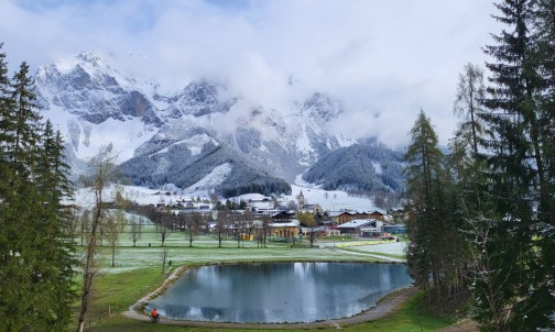 Naturschauspiel - oben Winter unten Frühling