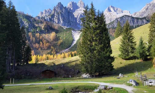 Herbststimmung am Almsee unterhalb der Bischofsmütze im Nachbarort Filzmoos