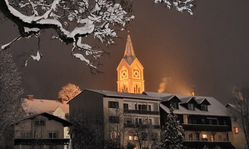 Winterstimmung rund um das Haus Herma. Im Hintergrund die Kirche.