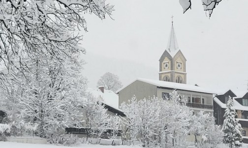 Winterstimmung rund um das Haus Herma und die Kirche