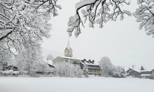 Winterstimmung rund um das Haus Herma und die Kirche