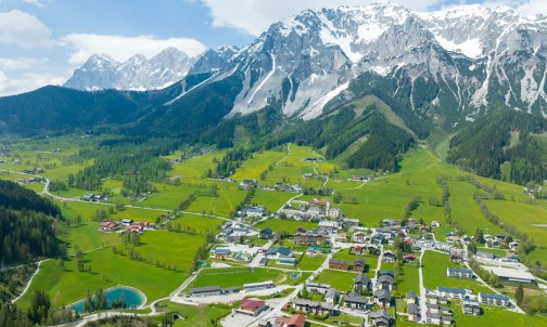 Ortsansicht in Ramsau am Dachstein mit Haus Herma in zentraler Lage © Hans-Peter Steiner
