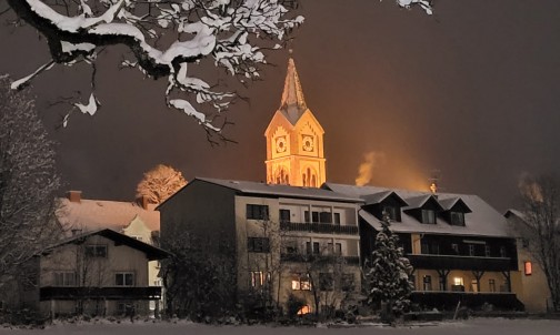 Das Haus Herma und die Kirche an einem wunderbaren Winterabend
