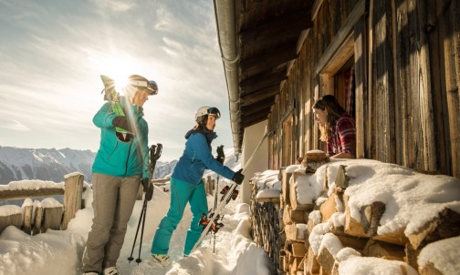 Skifahrerinnen kehren ein in die Skihütte